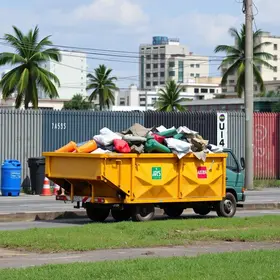 Prefeitura retira caçambas de resíduos em Porto Velho